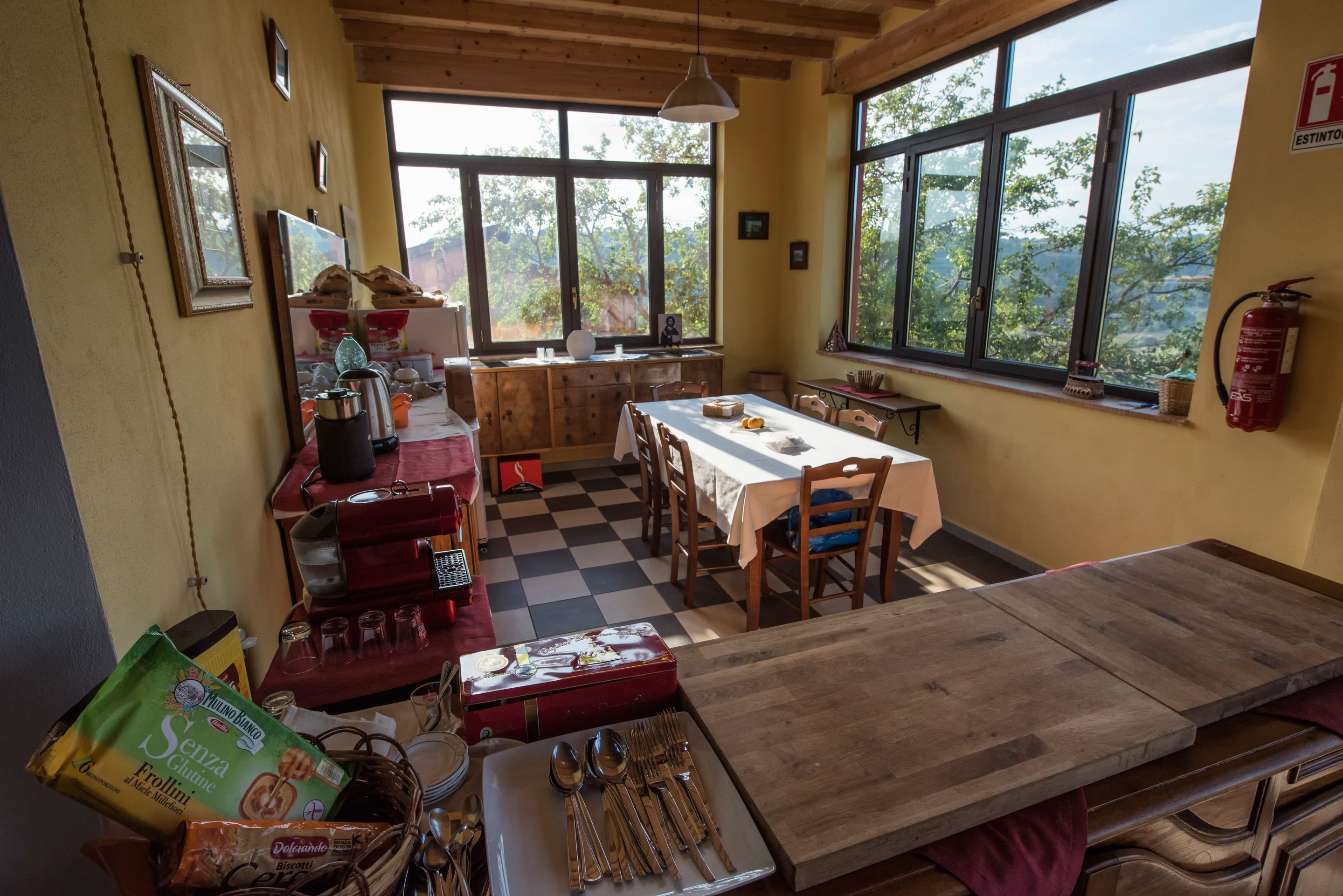 Una cocina acogedora con muebles de madera, ventanas amplias y piso a cuadros.