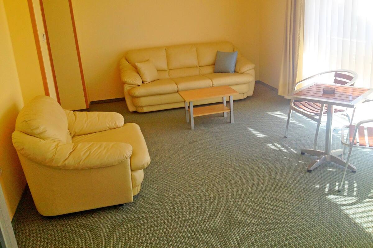Suite, 1 Bedroom | Living area