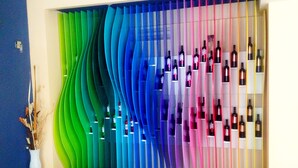 Una colorida botellera con botellas organizadas por color.