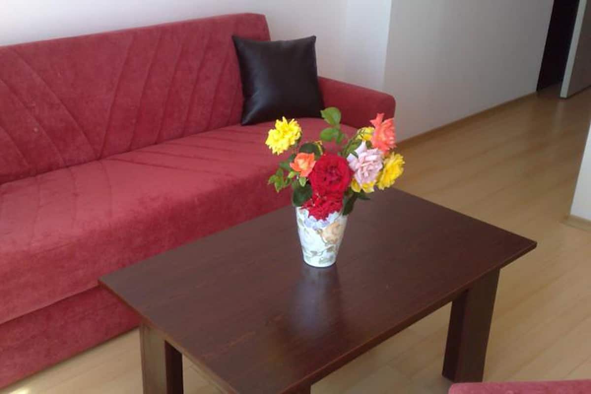 Habitación superior con 2 camas individuales, vista al mar | Área de sala de estar | Televisión