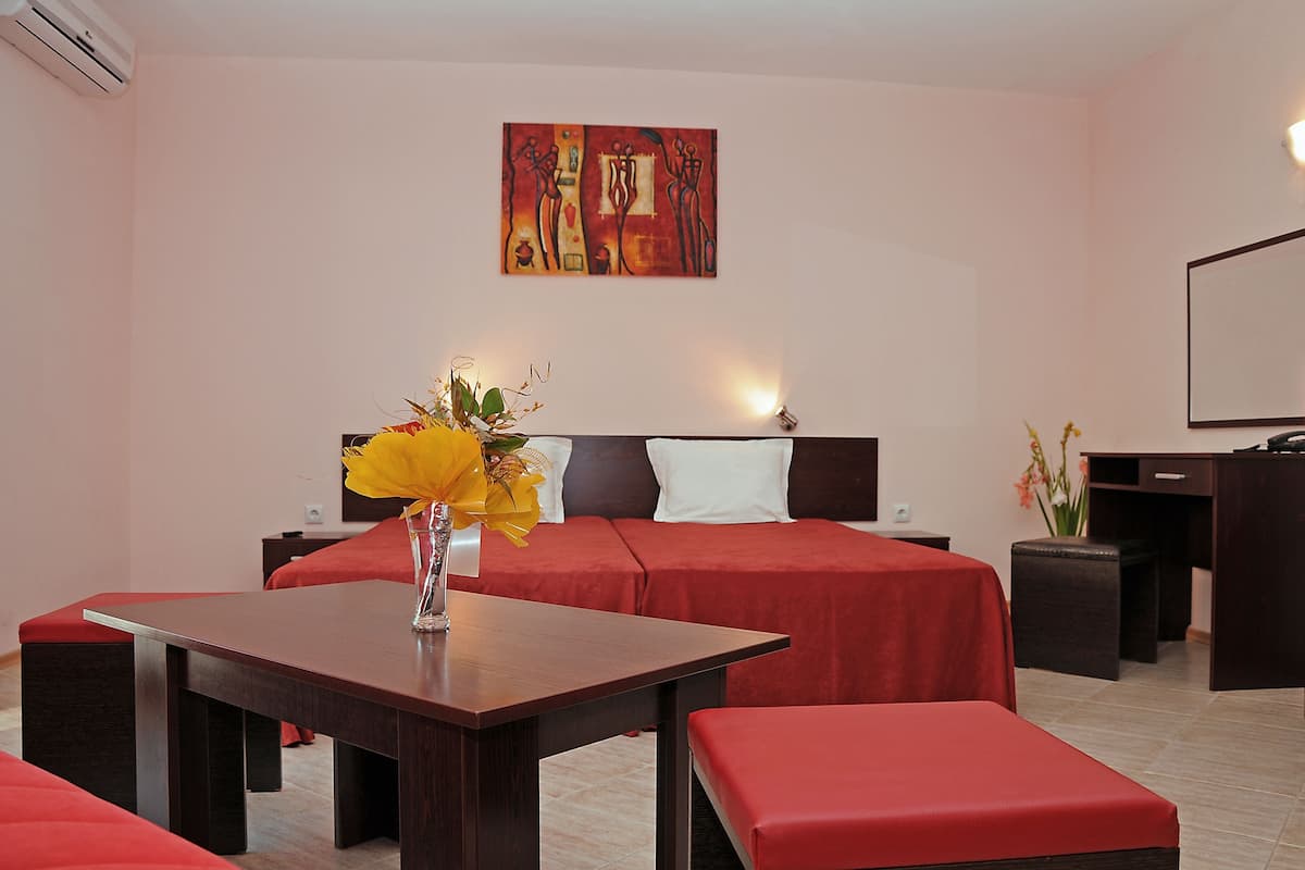 Estudio, balcón (2 Adults + 1 Child) | Área de sala de estar | Televisión