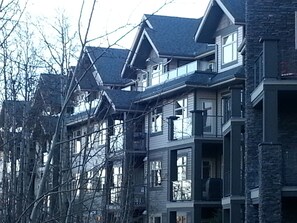 Exterior - Pinnacle Inn & Suites Aspen (Calgary)