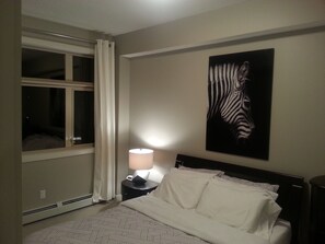 2 bedrooms, premium bedding, desk, iron/ironing board - Pinnacle Inn & Suites Aspen (Calgary)