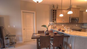 Suite Prestige, 2 chambres, cuisine, vue sur le lac | Repas dans la chambre