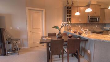 Premium Suite, 2 Bedrooms, Kitchen, Lake View | In-room dining