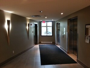Interior entrance - Pinnacle Inn & Suites Aspen (Calgary)
