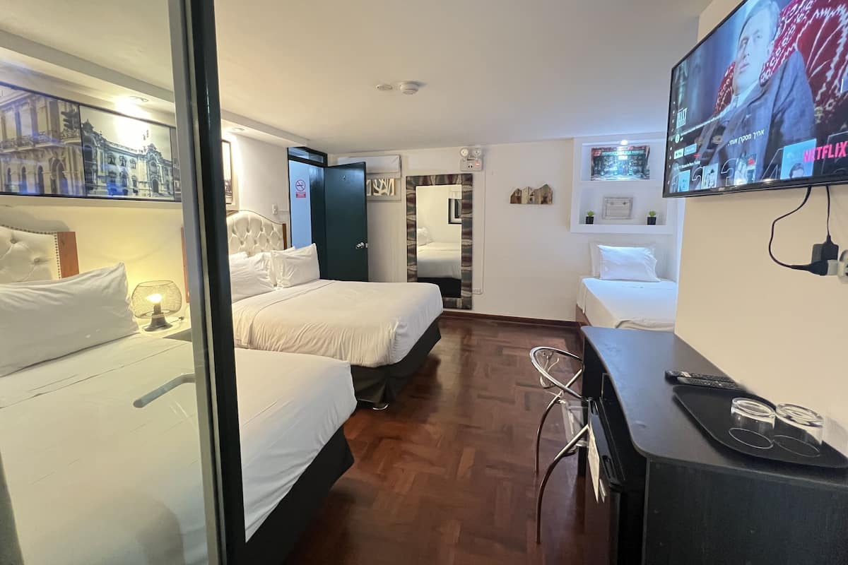 Kamar Keluarga, kamar mandi pribadi | Brankas, didekorasi berbeda-beda, meja kerja, dan kedap suara
