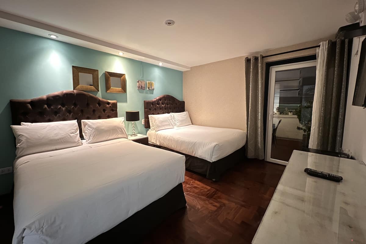 Kamar Quadruple, 2 Tempat Tidur Double, kamar mandi pribadi | Brankas, didekorasi berbeda-beda, meja kerja, dan kedap suara
