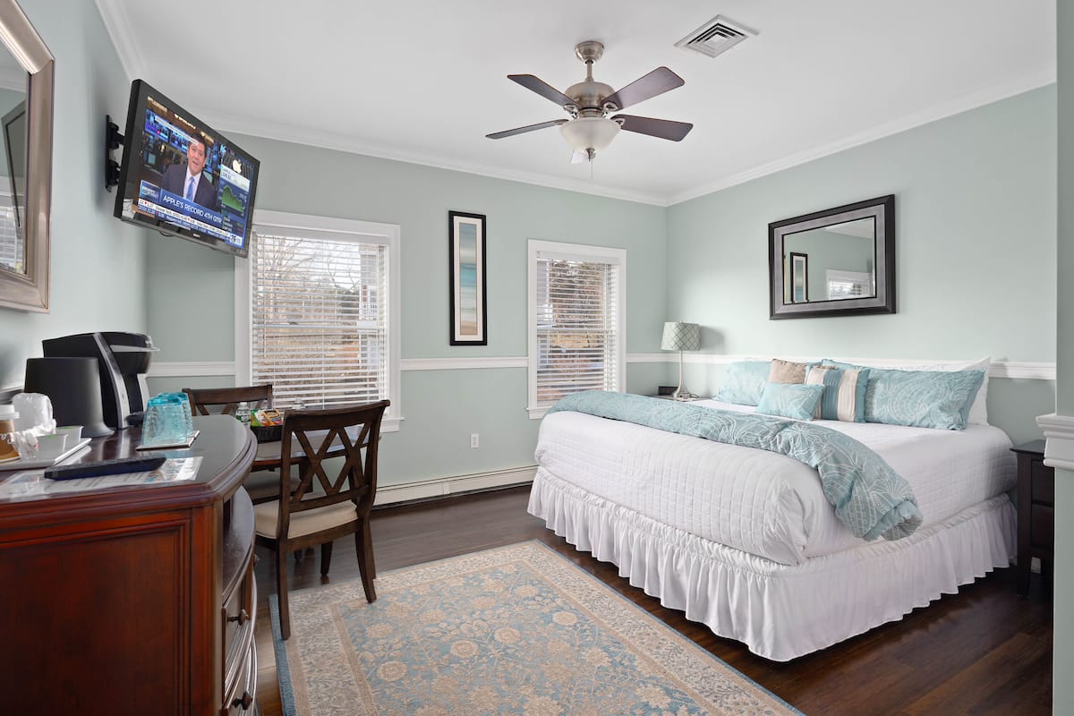 Deluxe King w/ Private Hallway Bathroom | Egyptian cotton sheets, premium bedding, pillowtop beds, in-room safe