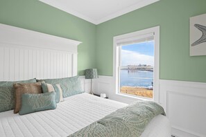Superior Suite w/ Hot Tub and Fireplace | Egyptian cotton sheets, premium bedding, pillow-top beds, in-room safe - The Beacon Waterfront Inn (Hull)