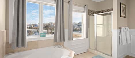 Suite superior, 1 cama King size y sofá cama, hidromasaje, vista a la bahía | Baño | Amenidades de baño de diseñador, secadora de cabello, toallas, jabón
