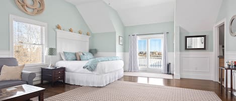 Suite luxueuse, 1 trÚs grand lit et 1 canapé-lit, balcon, vue sur la baie | Draps en coton égyptien, literie de qualité