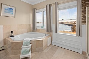Superior Suite w/ Hot Tub and Fireplace | Egyptian cotton sheets, premium bedding, pillowtop beds, in-room safe - The Beacon Waterfront Inn (Hull)