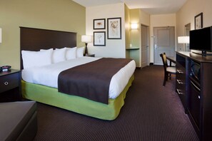 Escritorio, espacio para trabajar con laptop y cortinas blackout 