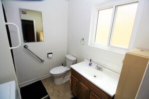 Standaard huis, 2 slaapkamers, keuken | Badkamer | Een aparte badkuip en douche, gratis toiletartikelen, een haardroger