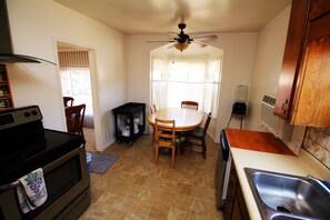 Standard-Haus, 2 Schlafzimmer, Küche | Eigene Küche | Kühlschrank, Mikrowelle, Herdplatte, Geschirrspüler