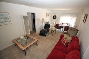 Standard-Haus, 2 Schlafzimmer, Küche | Wohnbereich | 40-Zoll-Flachbildfernseher mit Kabelempfang, Fernseher, DVD-Player