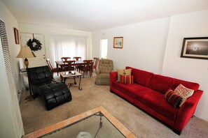 Standard-Haus, 2 Schlafzimmer, Küche | Wohnbereich | 40-Zoll-Flachbildfernseher mit Kabelempfang, Fernseher, DVD-Player