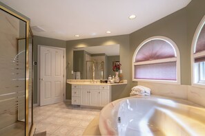 Habitación superior, bañera (Begbie) | 1 dormitorio y ropa de cama de alta calidad
