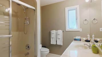 Chambre Deluxe, 1 chambre, vue sur la montagne | Salle de bain | Articles de toilette (gratuits), séchoir à cheveux, serviettes fournies
