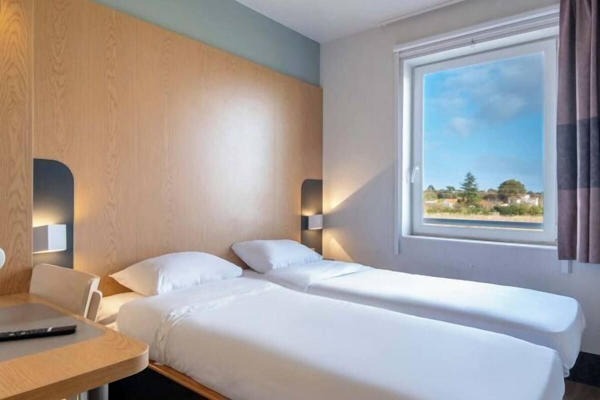 Escritorio, sistema de insonorización, wifi gratis y ropa de cama