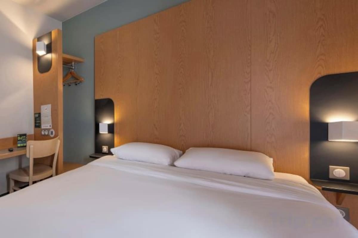 Escritorio, sistema de insonorización, wifi gratis y ropa de cama