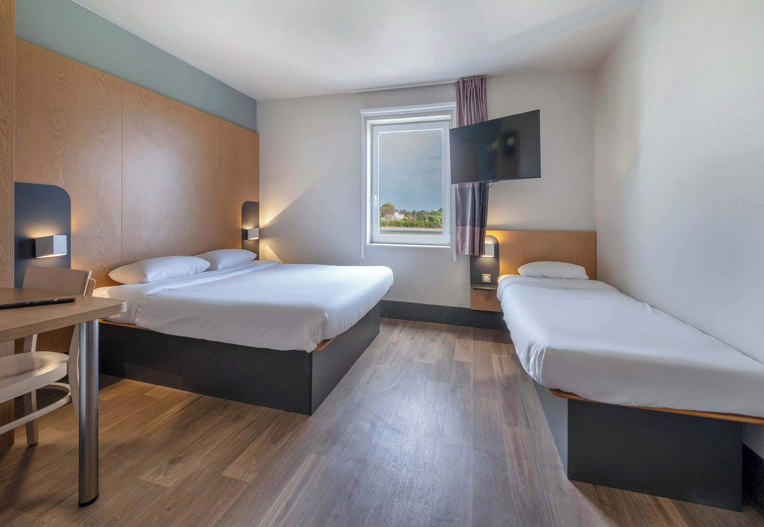 Chambre Quadruple, non-fumeurs | Bureau, chambres insonorisées, Wi-Fi gratuit, draps fournis