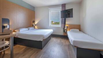 Chambre Quadruple, non-fumeurs | Bureau, chambres insonorisées, Wi-Fi gratuit, draps fournis
