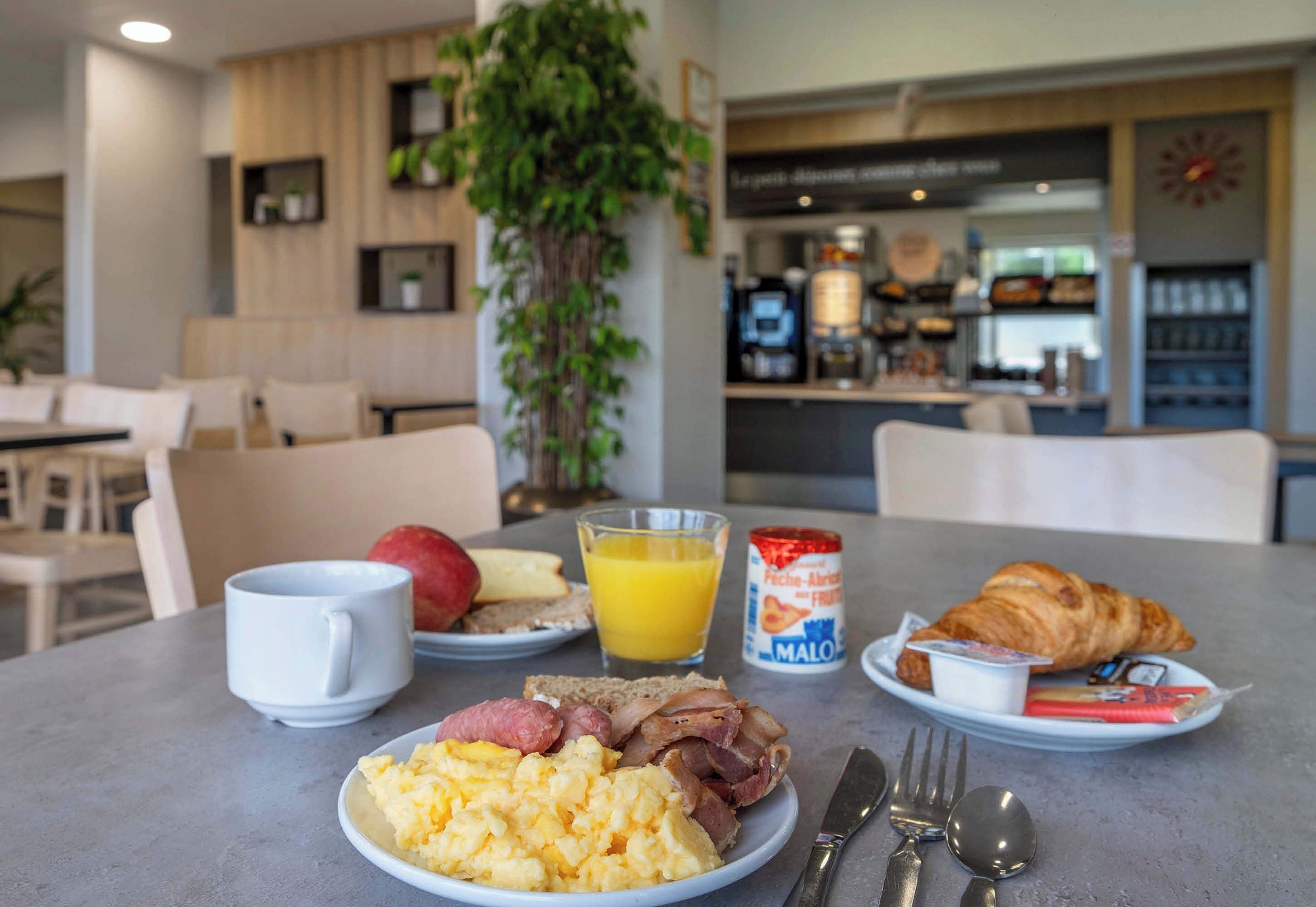 daily buffet breakfast for a fee