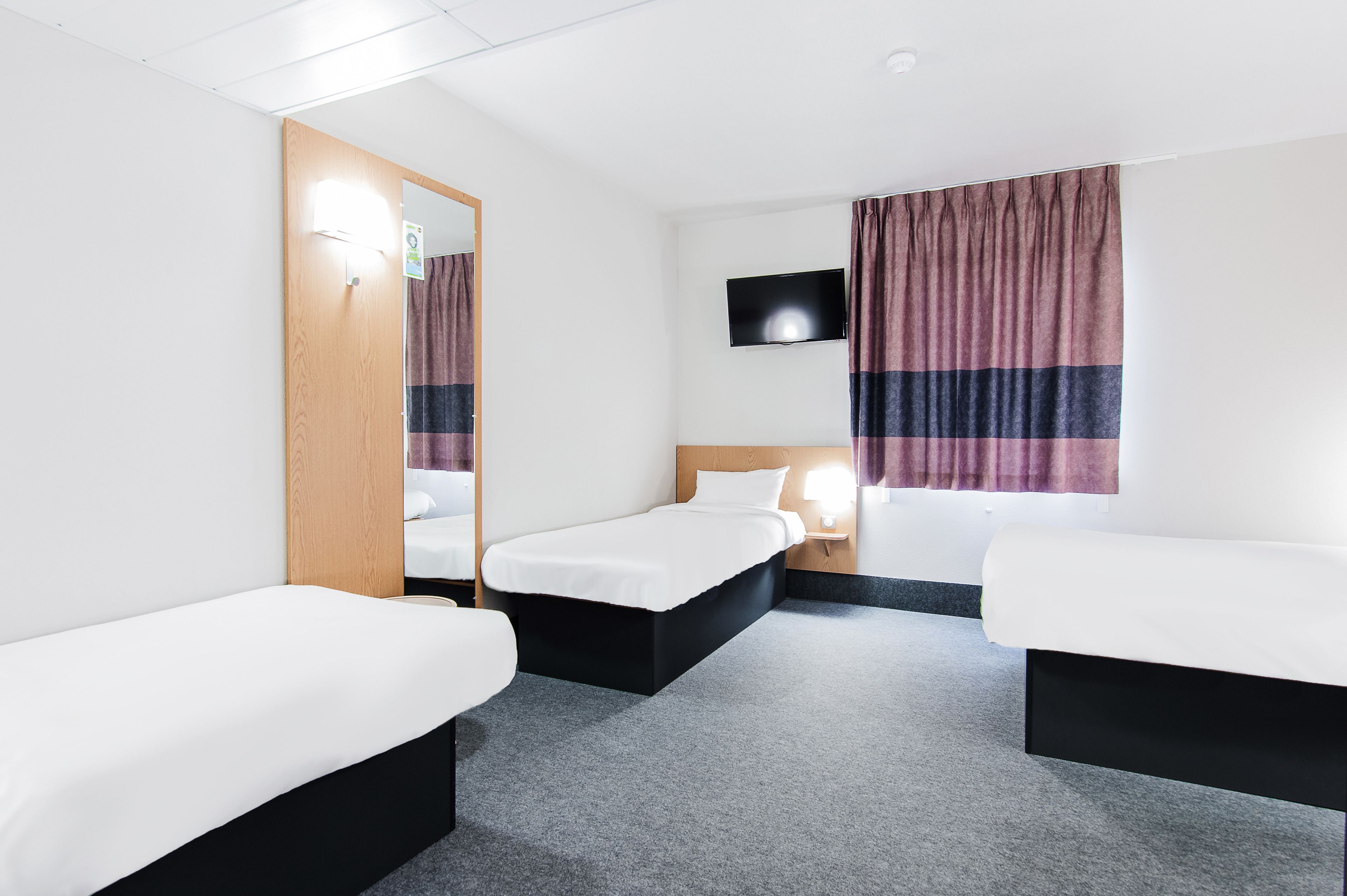 quadruple room, non smoking | 1 bedroom, desk, soundproofing, free wifi