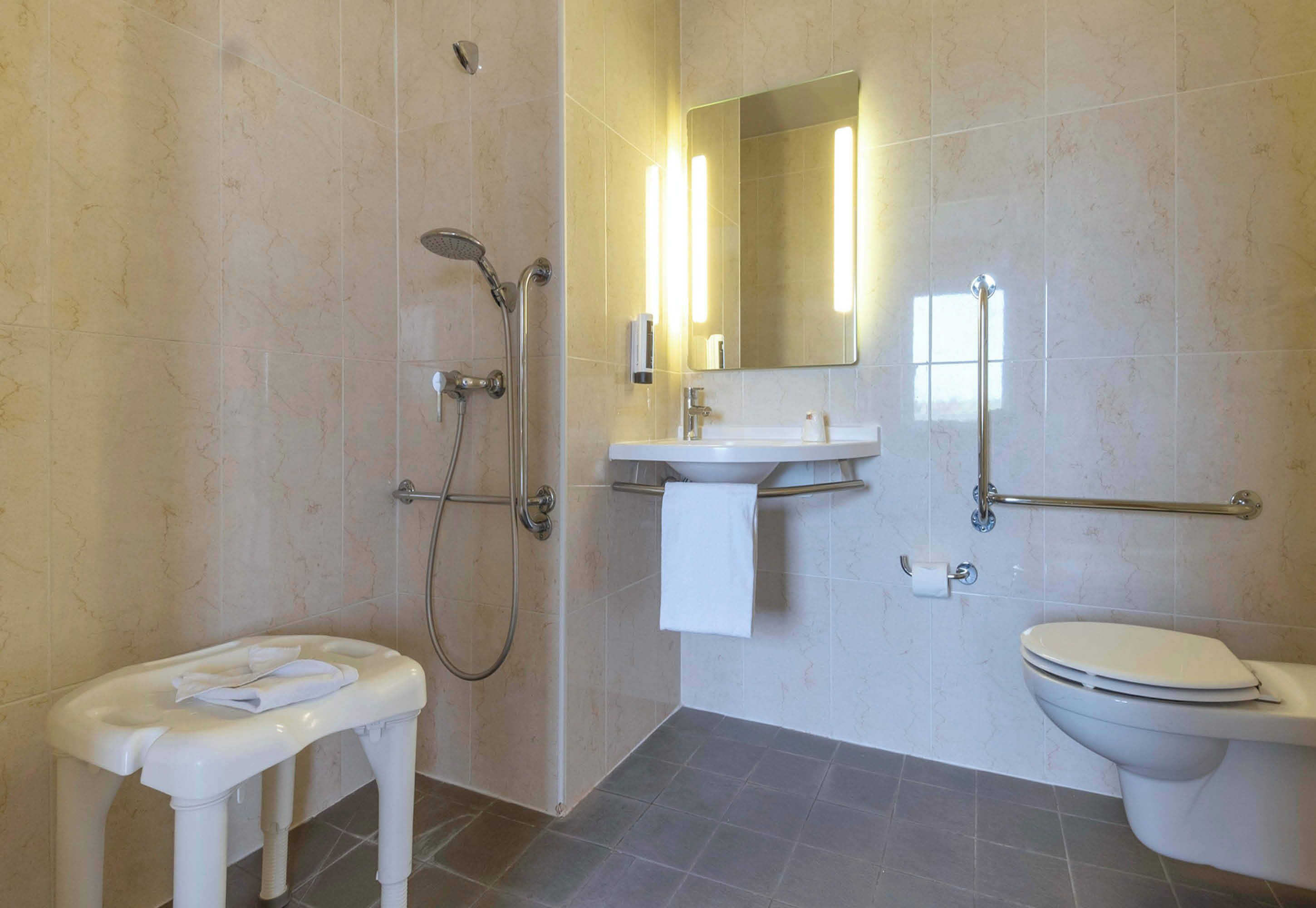 double room, accessible | bathroom | shower, towels