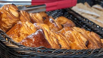 Een mandje met glazuurgebakjes.