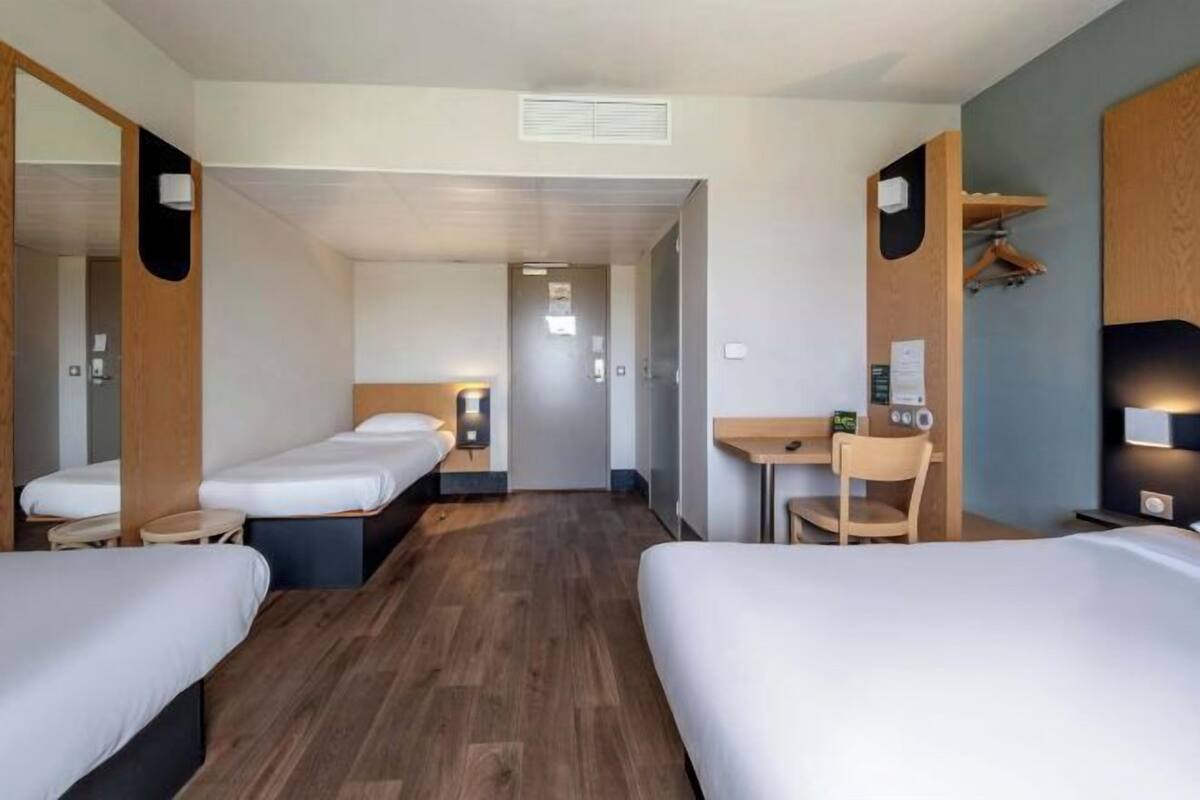 Desk, soundproofing, WiFi (free), bed sheets