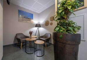 Coin salon dans le hall