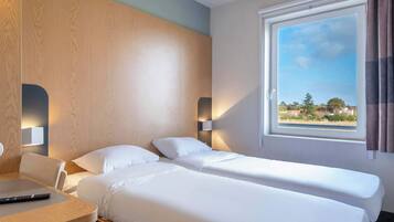 Twin Room, Non Smoking | Desk, soundproofing, free WiFi, bed sheets