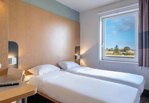 Escritorio, sistema de insonorización, wifi gratis y ropa de cama 