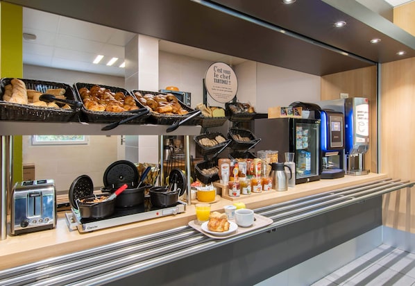 Petit déjeuner buffet servi tous les jours en supplément