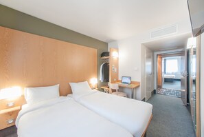 Desk, soundproofing, free WiFi, bed sheets