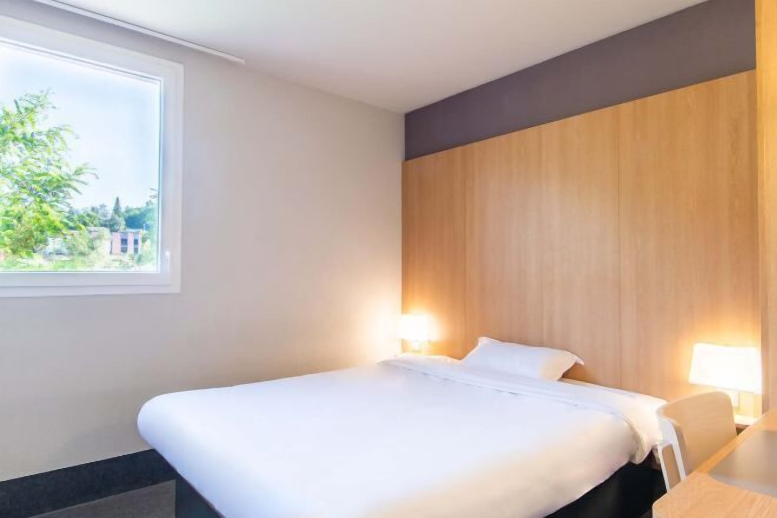 Escritorio, insonorización, wifi gratis y ropa de cama 