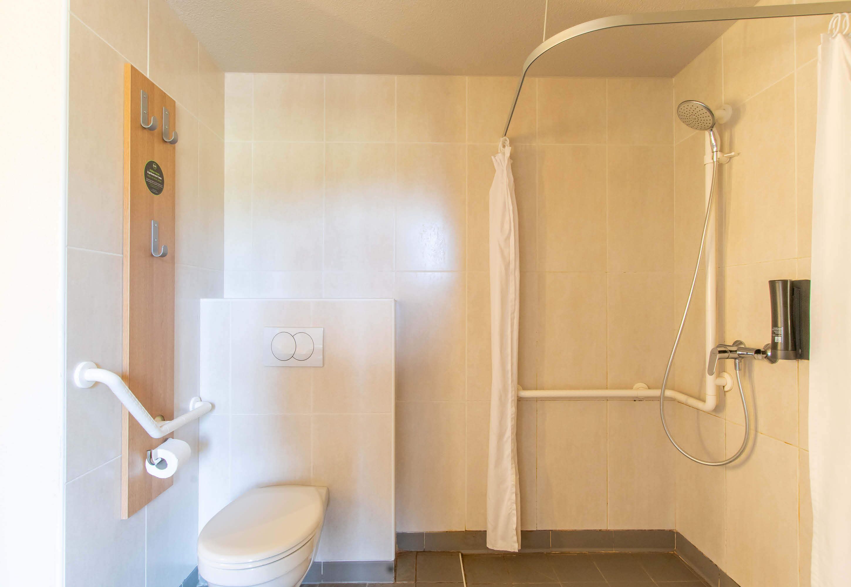 quadruple room, mobility accessible, non smoking | bathroom | shower, towels