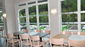 Petit déjeuner buffet servi tous les jours en supplément