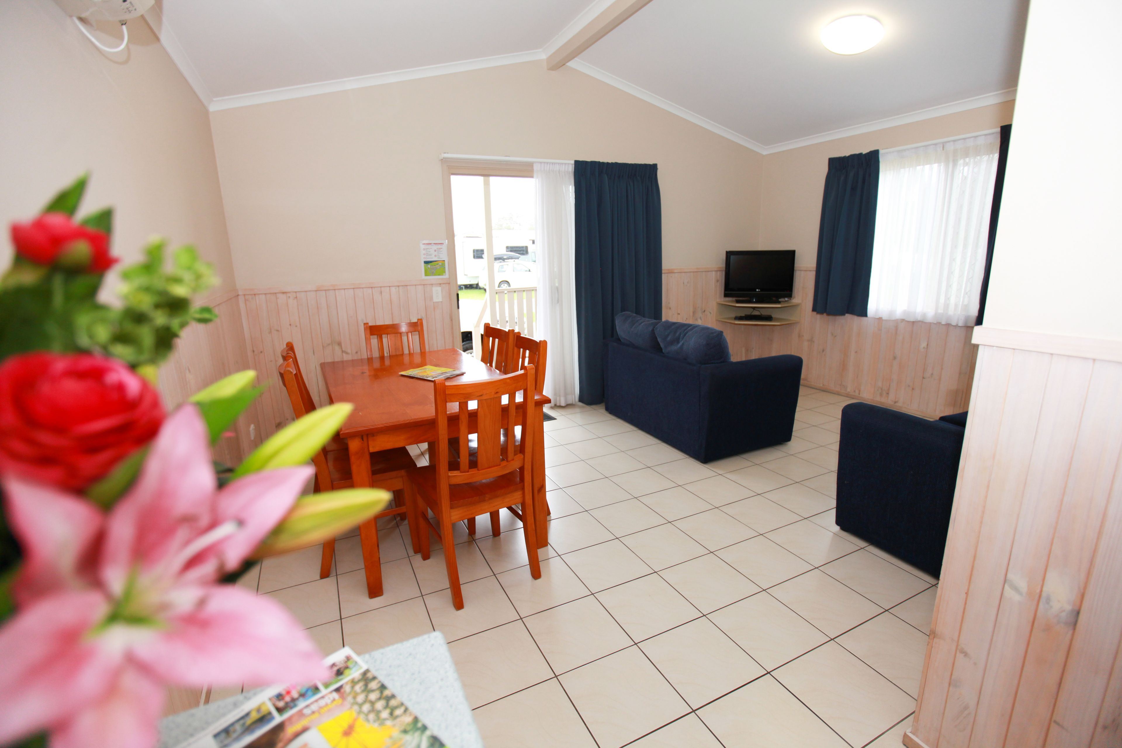 Cabane Deluxe, 2 chambres (Sleeps 6) | Coin séjour | Télévision LCD, lecteur de DVD