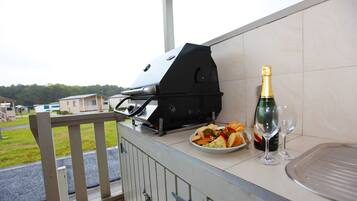 2 Bedroom Deluxe 6 Berth Cabin | Terrace/patio