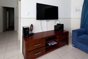 3 Bedroom Deluxe 6 Berth Cabin | Blackout curtains, iron/ironing board, bed sheets - Corrimal Beach Tourist Park (East Corrimal)