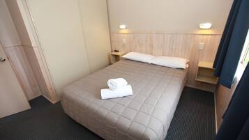 Deluxe-Ferienhütte, 2 Schlafzimmer (Sleeps 6) | Verdunkelungsvorhänge, Bügeleisen/Bügelbrett, Bettwäsche