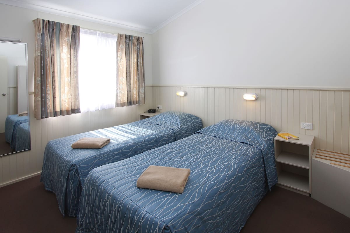 Deluxe huisje, 3 slaapkamers (Sleeps 6) | Verduisterende gordijnen, een strijkplank/strijkijzer, beddengoed