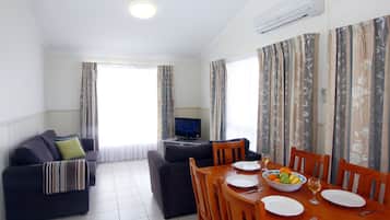 3 Bedroom Deluxe 6 Berth Cabin | In-room dining