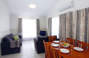 Hytte – deluxe, 3 soverom (Sleeps 6) | Spiseområde på rommet