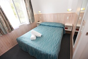 Hytte, 1 soverom, eget bad (Sleeps 4) | Blendingsgardiner, strykejern/-brett og sengetøy