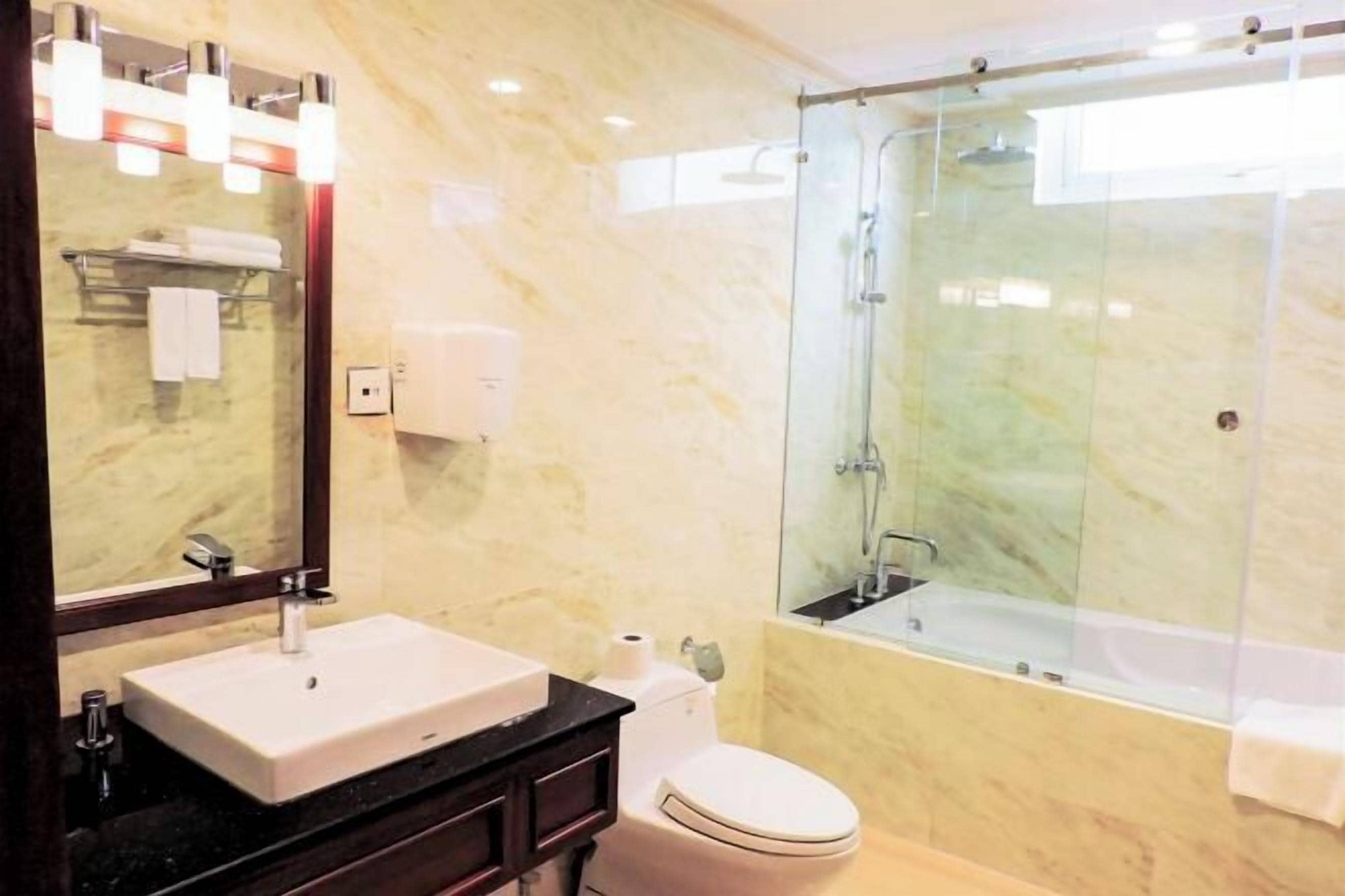 Combined shower/tub, deep soaking tub, rainfall showerhead